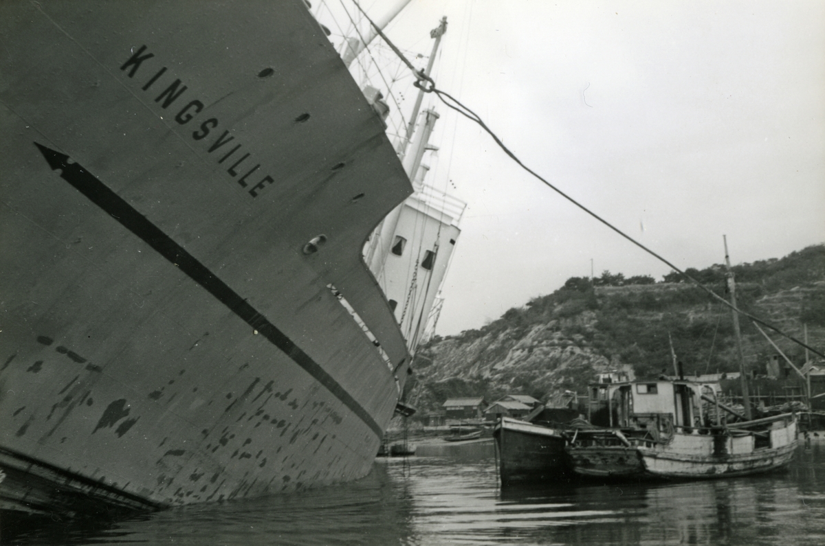 T/S 'Kingsville' (b.1956, Lithgows Ltd., Port Glasgo), på grunn utenfor Hasihama, Japan.