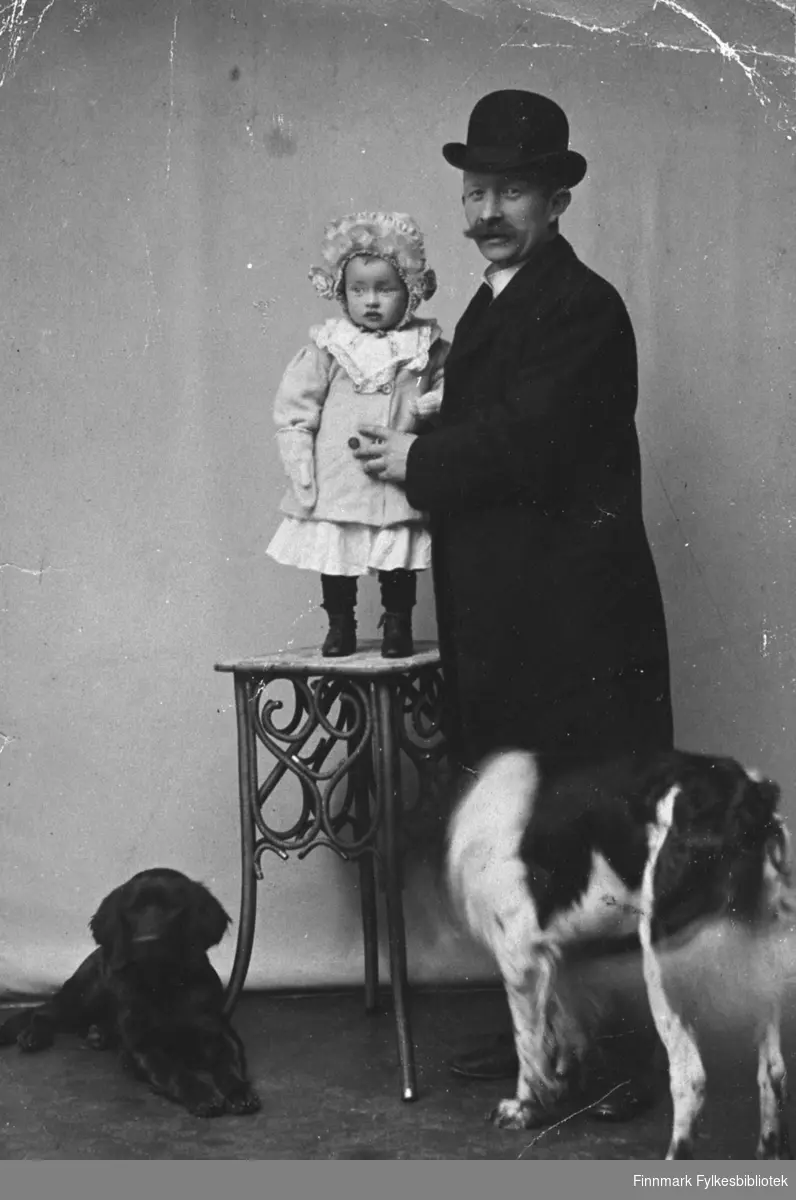 Et portrett fra L. Hermansen med datter Ingrid. Med på bildet er to hunder. Ludvik Hermansen er morfar til Guri Borander.