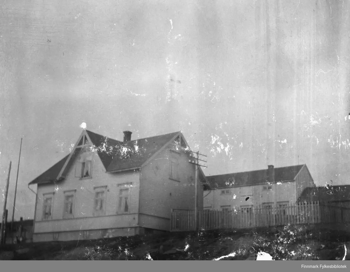 Politimester Hermansens hus i Vadsø fotografert på sommerhalvåret. Bygningen bak er kontoret. Huset brant seinere ned under krigen