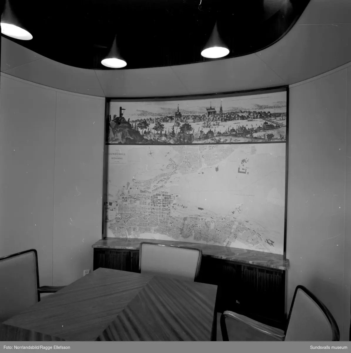 Hamnförvaltningens sammanträdesrum med fondvägg med karta/bild över Sundsvalls hamn.
