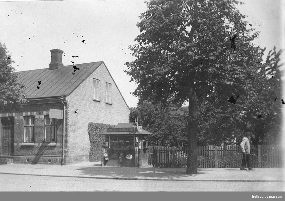 Tillbergs kiosk på Nygatan. Hulda Tillberg själv bodde snett emot, på Nygatan 74.