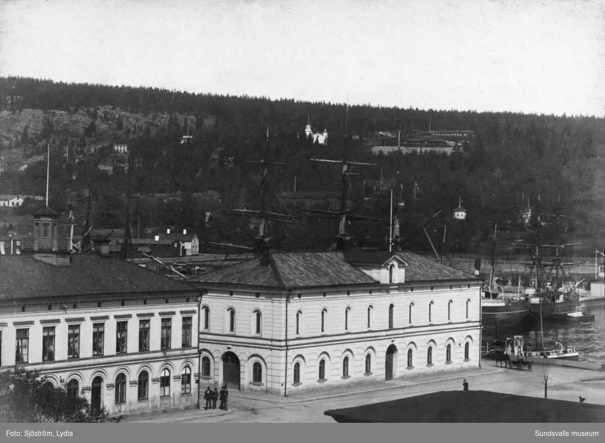 Tullhusen nere vid hamnen. Till vänster Tullhuset, uppfört 1855 och till höger Tullpackhuset, uppfört 1863. I sluttningen mot Norra stadsberget syns Villa Breidablick.