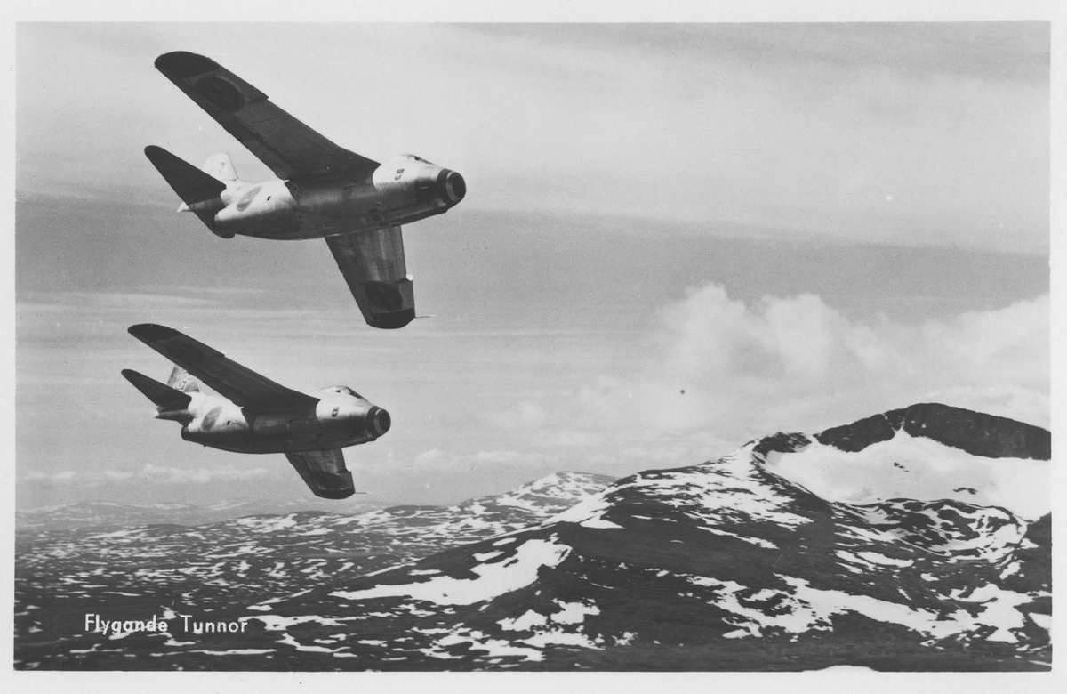 Två flygplan J 29 F i luften. Vykort 'Flygande tunnor'.

Flygplan tillhörande F 4 Jämtlands flygflottilj, flyger över Helagsmassivet i Härjedalen.