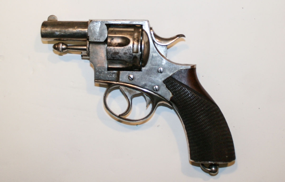 Forniklet revolver med revolvertaske og ammunisjon: 3 tomhylser, 1 projektil og 3 kuler.