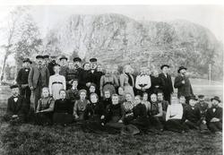 Foran sittende fra venstre: Hans J. Kiihl, Marie Holthe, ukj