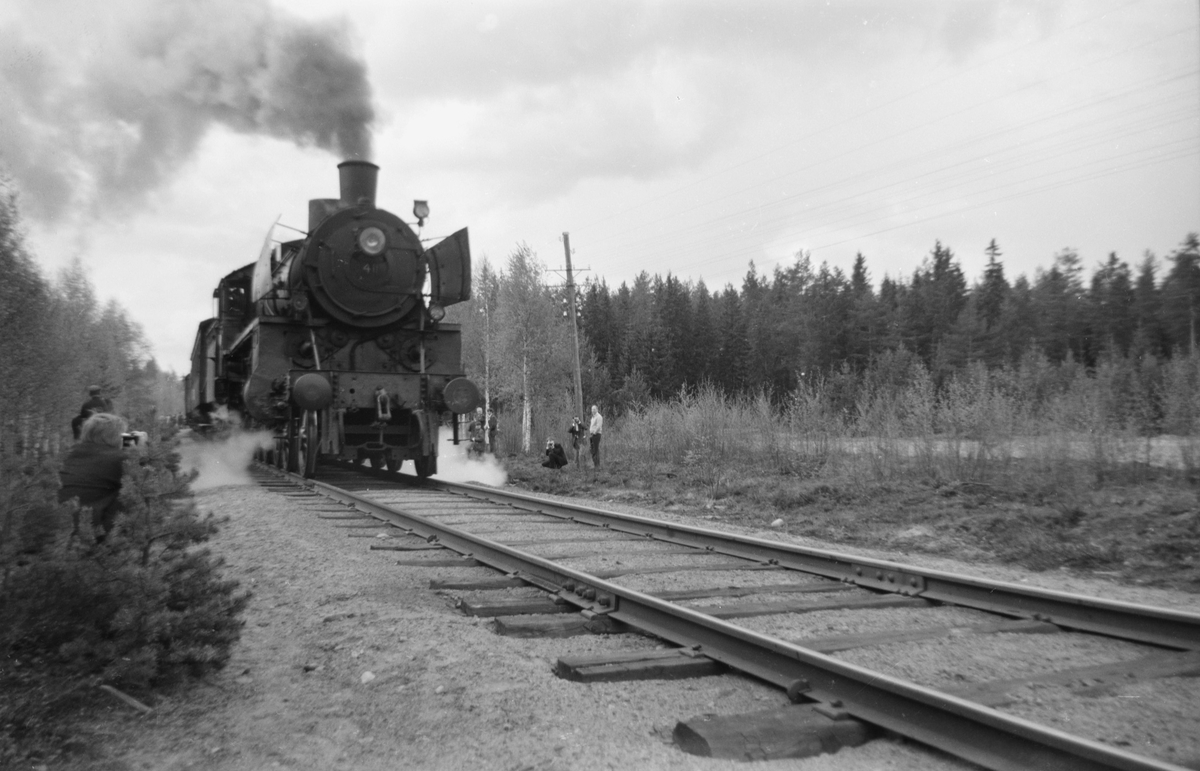 Fotokjøring med Svenska Järnvägsklubbens veterantog på Solørbanen, trukket av damplok 26c 411.