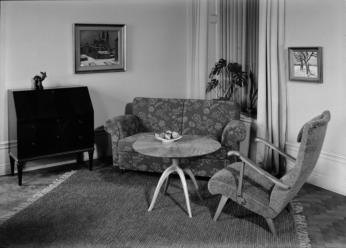 Vardagsrum med blommig soffa, Uppsala 1944
