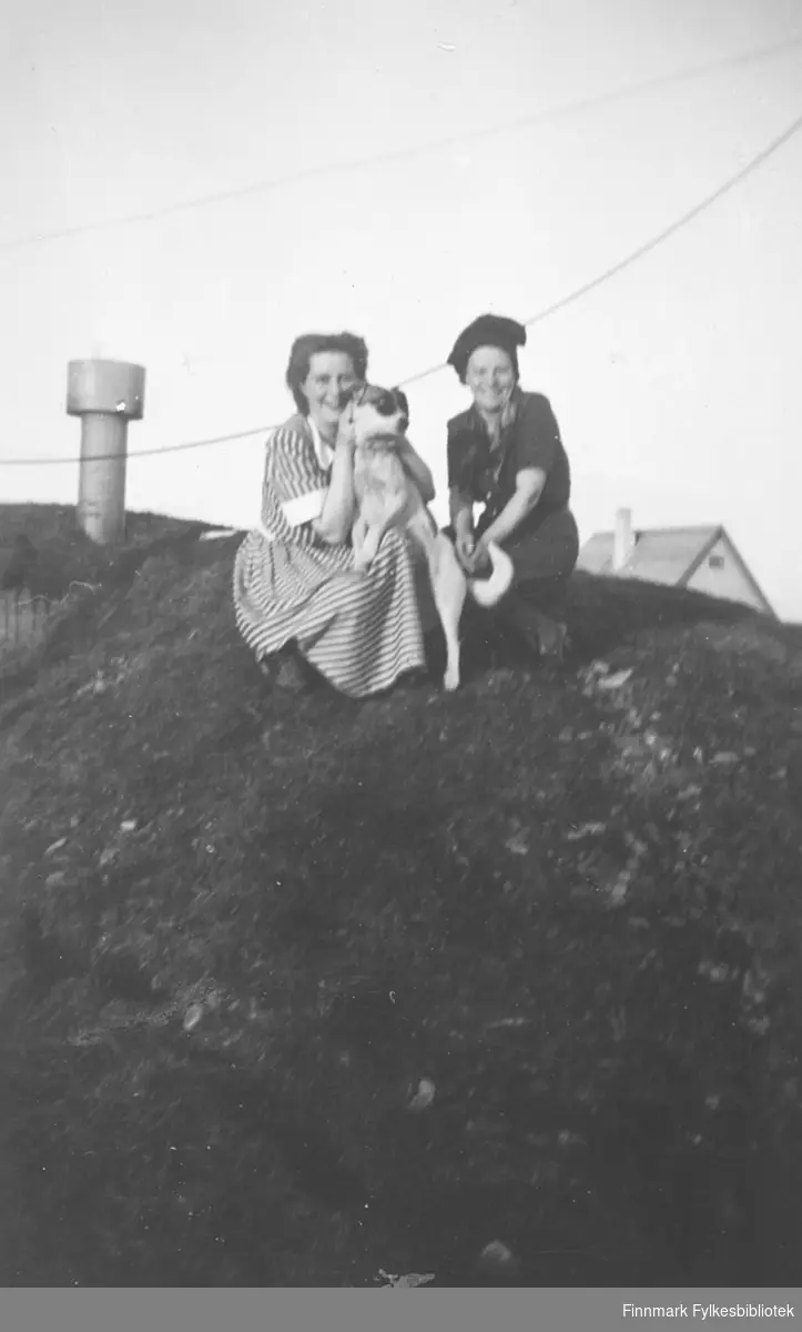 To kvinner og en hund fotografert på taket av en bunkers i Engstien. Fra venstre: Aud Helgesen og Alida Jørgensen