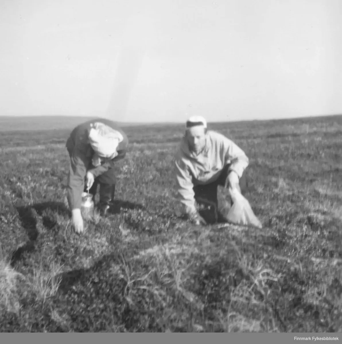 På multebærtur til Mastejervi ca. 1958-1960. Til høyre Fritz Ebeltoft