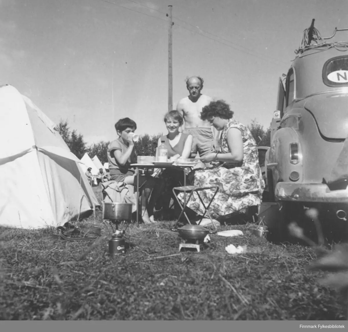 Sommeren 1958  eller 1959 var familien Ebeltoft på bilferie i Finland og Sverige med familien nye bil, en Opel Olympia, 1952-modell. Måltid utendørs på campingplassen i Rovaniemi. Fra venstre: Torill Ebeltoft, May Rognlid, Fritz og Ragnhild Ebeltoft