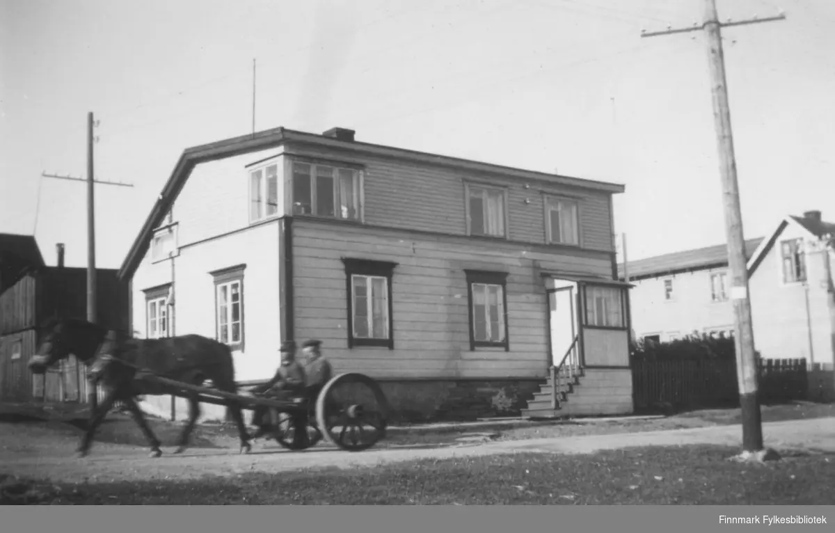 Huset til urmaker Andreas Berg og kona Marie. Bildet er tatt i Oscarsgate ca. 1937-1940. En hest med vogn passerer akkurat i gata