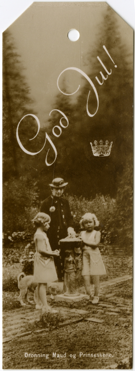 Pakkelapp med fotografi av Dronning Maud og prinsessene Astrid og Ragnhild.