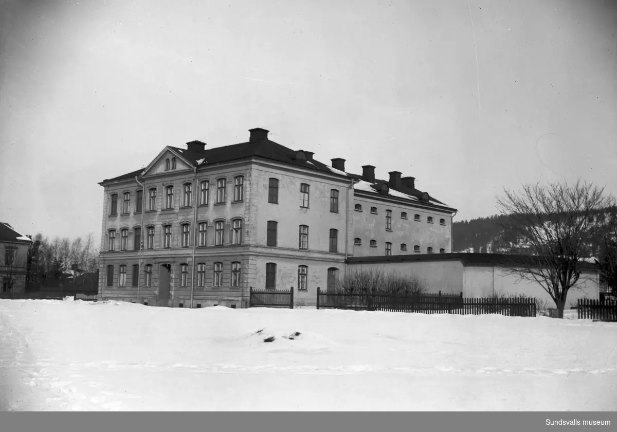 Fängelset, kronohäktet, i Sundsvall. Uppfört 1879. Den gulfärgade byggnaden inrymde 53 celler, en administrationsavdelning, bostäder för fängelsedirektören och en 1:e konstapel samt rättegångslokal. Runt delar av byggnaden fanns en kraftig mur. Kronohäktet upphörde med sin verksamhet 1946 och i maj 1959 revs muren och byggnaden. Så snart allt var borta byggdes i stället en skola, Åkersviksskolan.