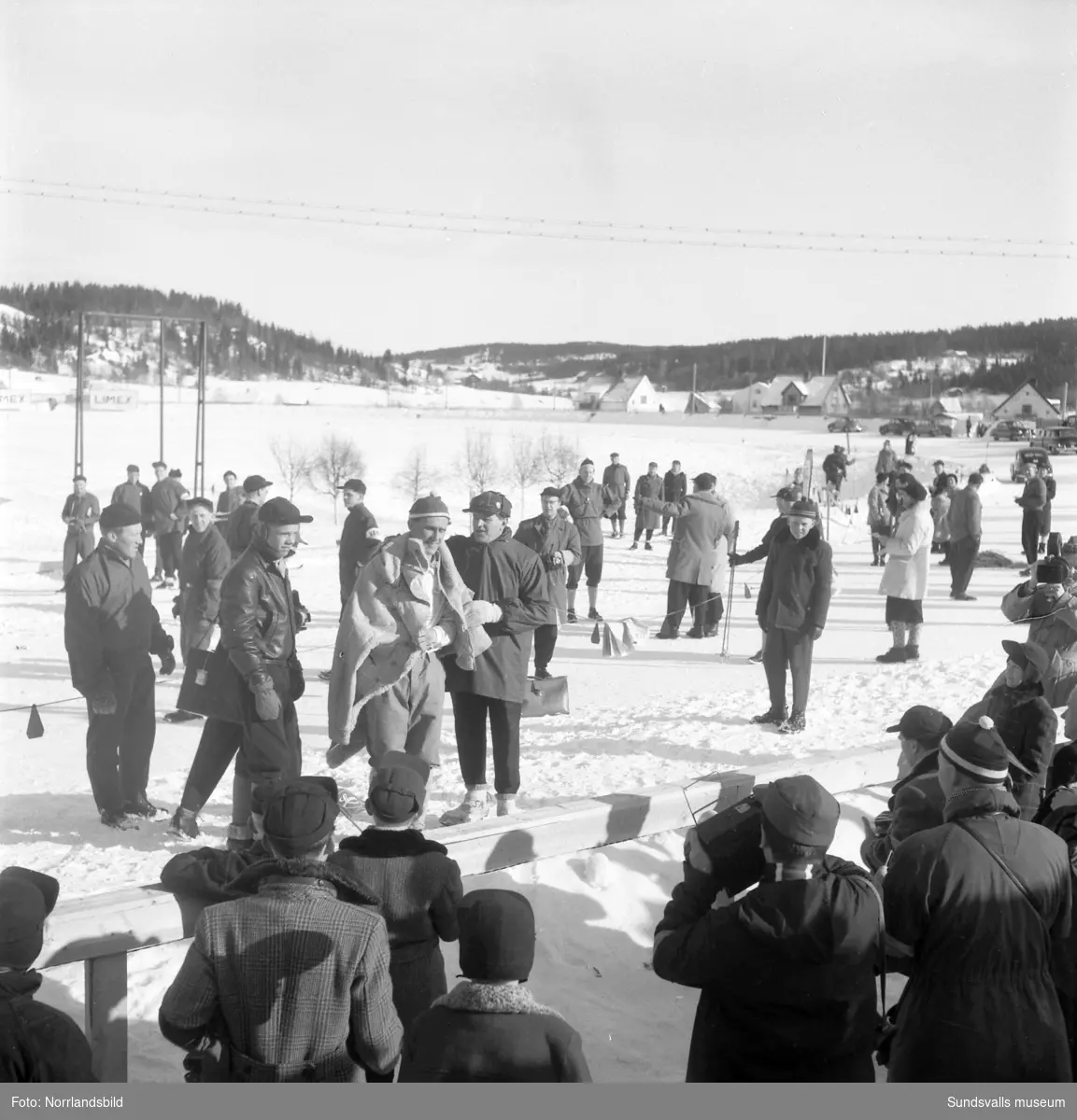 Skid-SM i Bergsåker, Sundsvall, 1955. 50 km herrar, vinnare Sixten Jernberg, Lima IF.