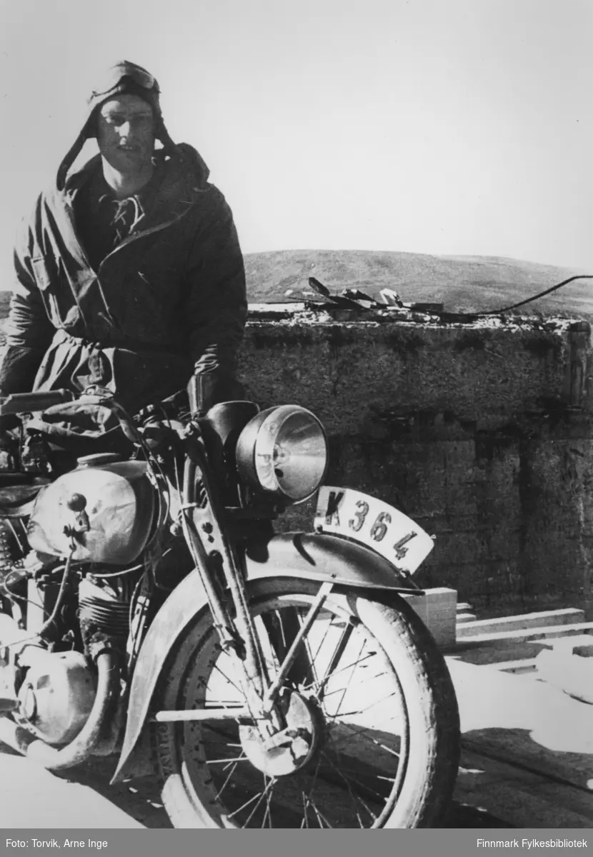 Oppsynsmann Erling Brennevand med motorsykkel. Han var stasjonert i Sjursjokk