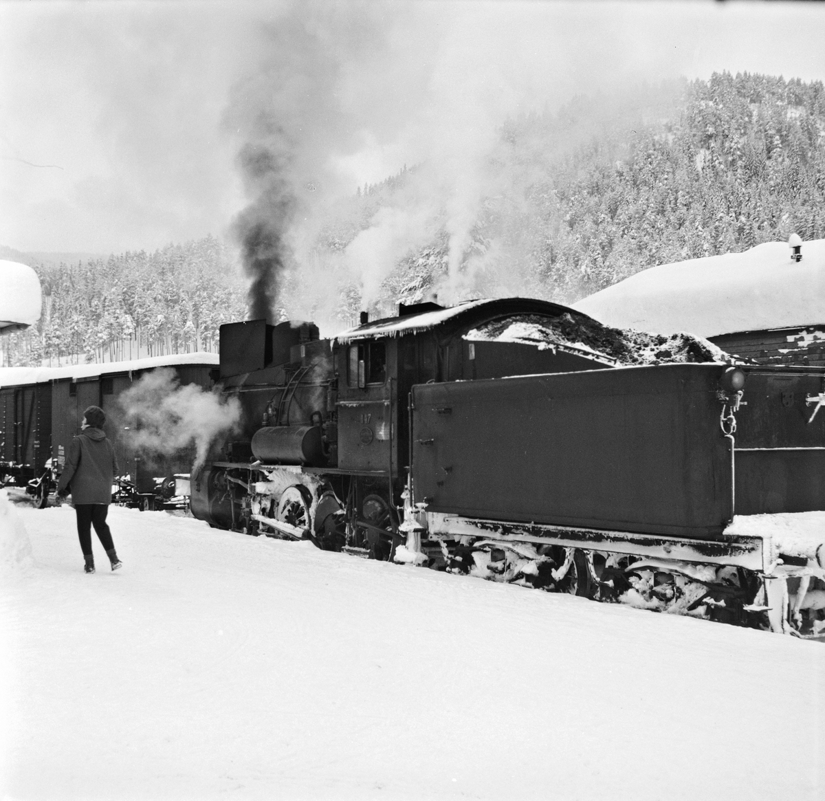 Damplok 24b 147 i godstog på Fagernes stasjon.