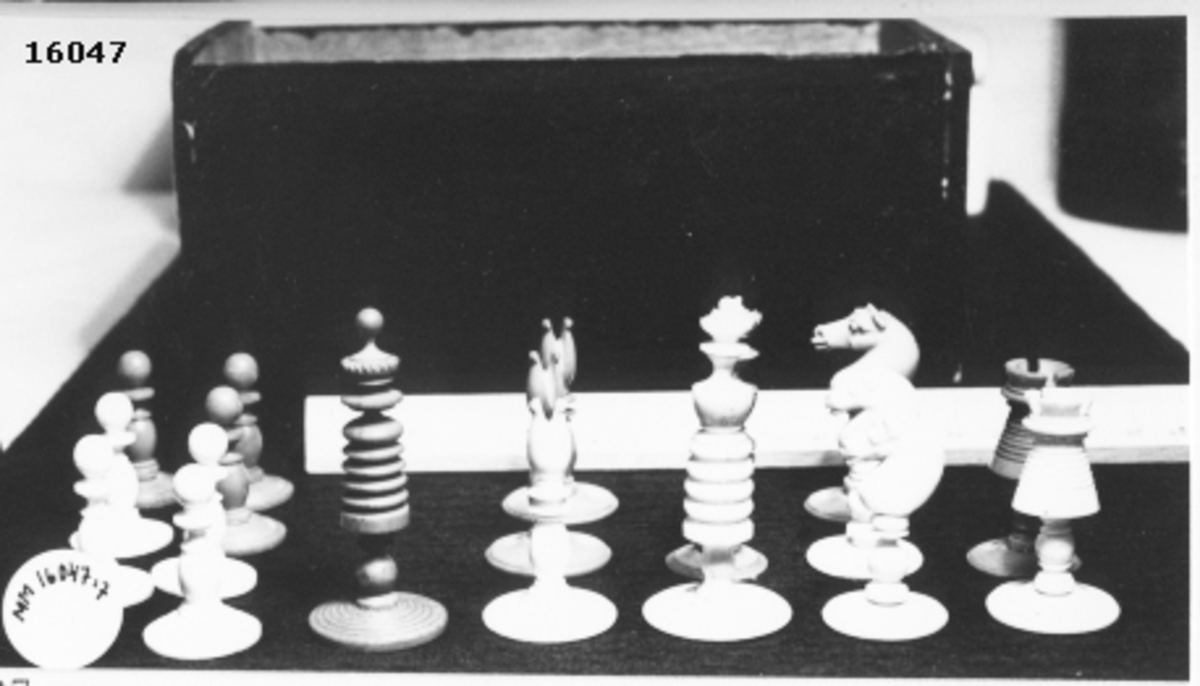 Utskuren schackpjäs,vit bonde, som står på cirkelrund fot.