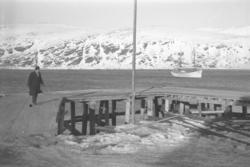 De første kaiene er ferdige i Hammerfest vinteren 1945-46. D