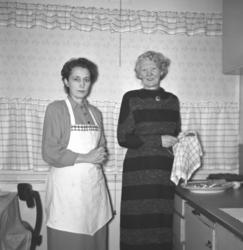 Aase og Ingeborg Jacobsen på kjøkkenet i Storvannsveien i Ha