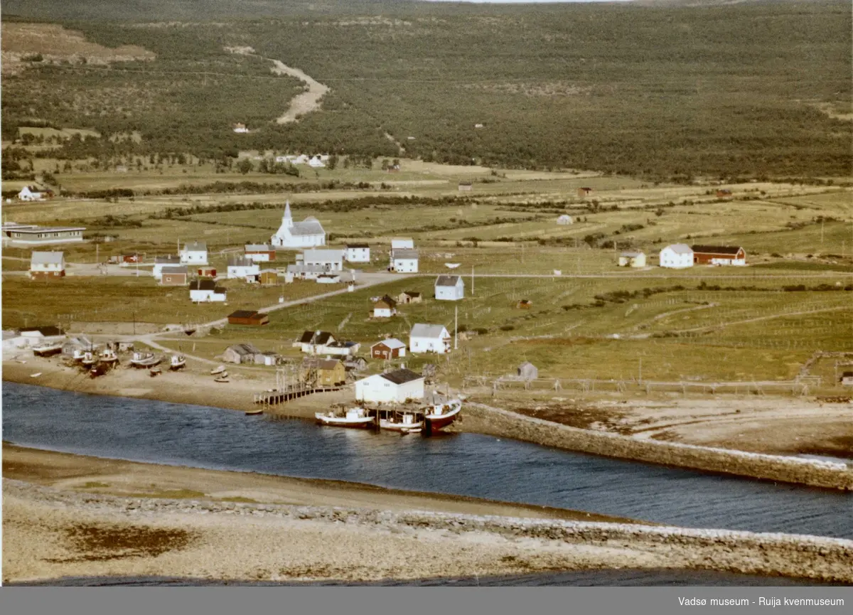 Flyfoto av Vestre Jakobselv, 1963. Med kirken og skolen.