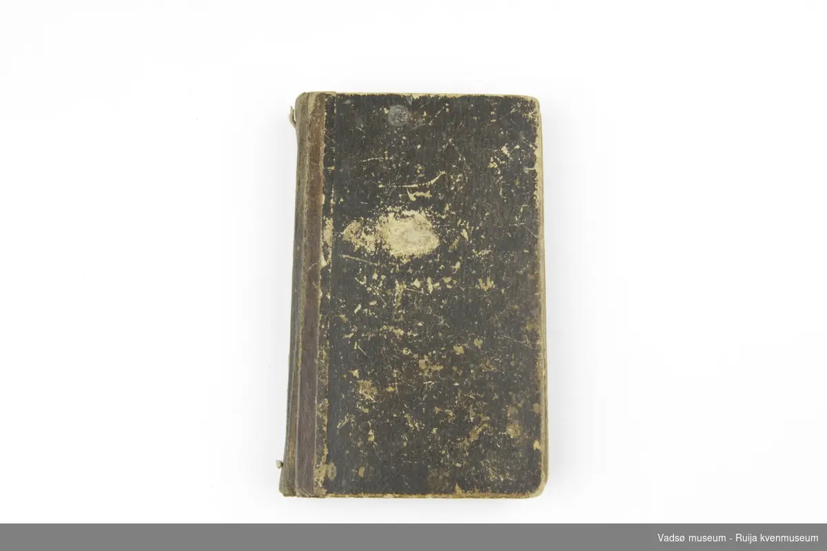 Finsk salmebok fra 1898. Permer i papp kledd i brunt skinn. Bokryggen er forsterket med tråd, sydd med brede sting.