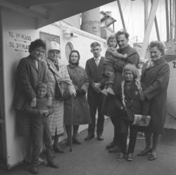 En familie poserer for fotografen ombord på et skip,  tatt i