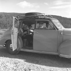 Familien Jacobsen/Nakken på biltur til Sennalandet. Bilen (B