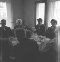 Fra Åge Christian Jacobsens konfirmasjon 8. mai 1960. Bak fr