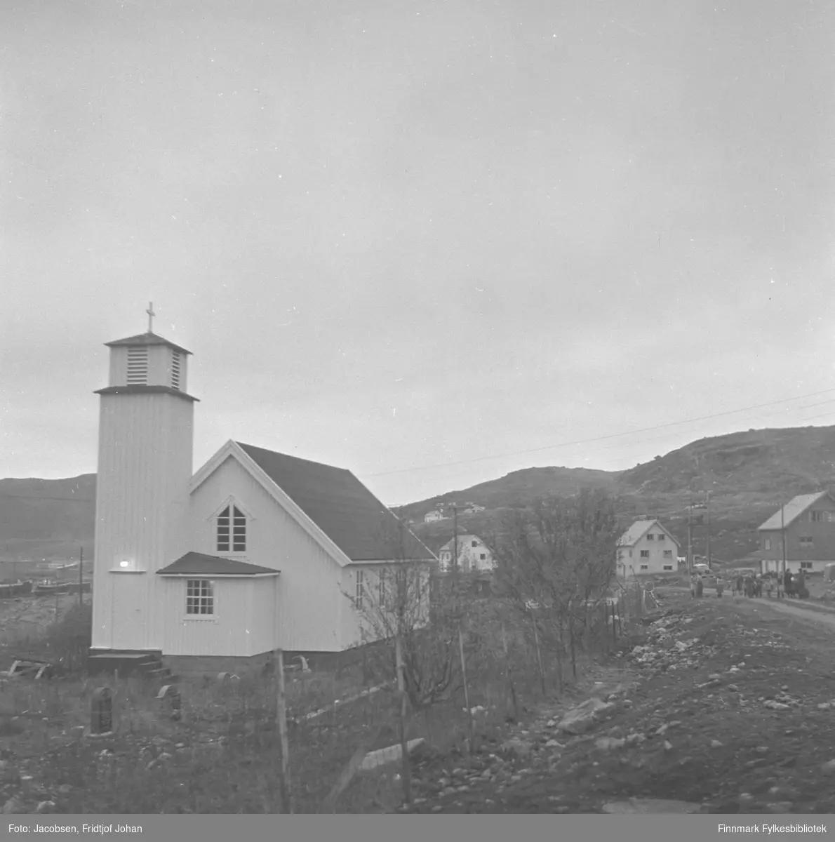 Indrefjord kapell i Rypefjord, med kirkegård. Dette er et tømra kapell fra 1956, og det har sitteplasser til 150 personer
