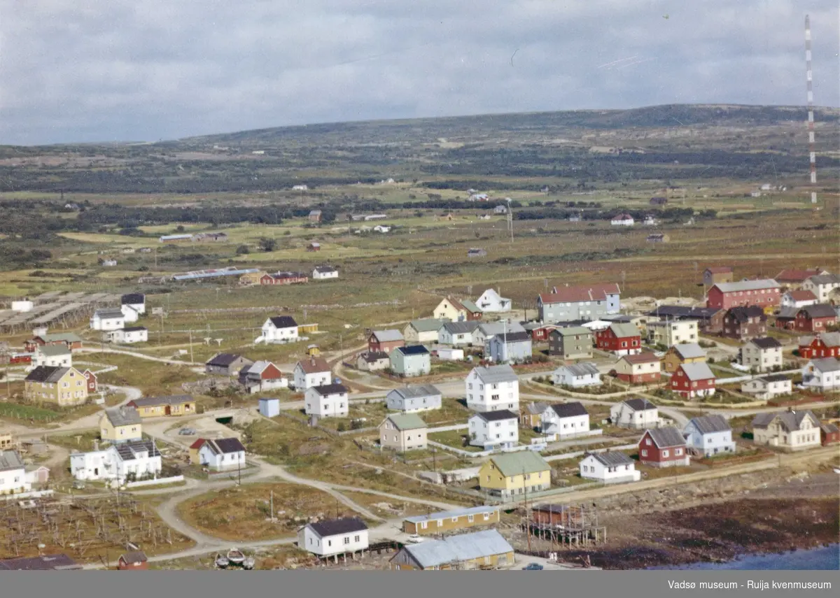 Flyfoto av Vadsø, 1963. Fabrikkkaia ved Prestelvas munning nederst i bildet.