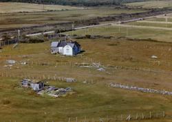 Flyfoto av Paddeby, Vadsø, 1963. Gård med Varangerhus.