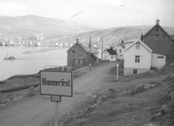 Øvre Haugen, innkjøring til Hammerfest. Et skilt med talltet