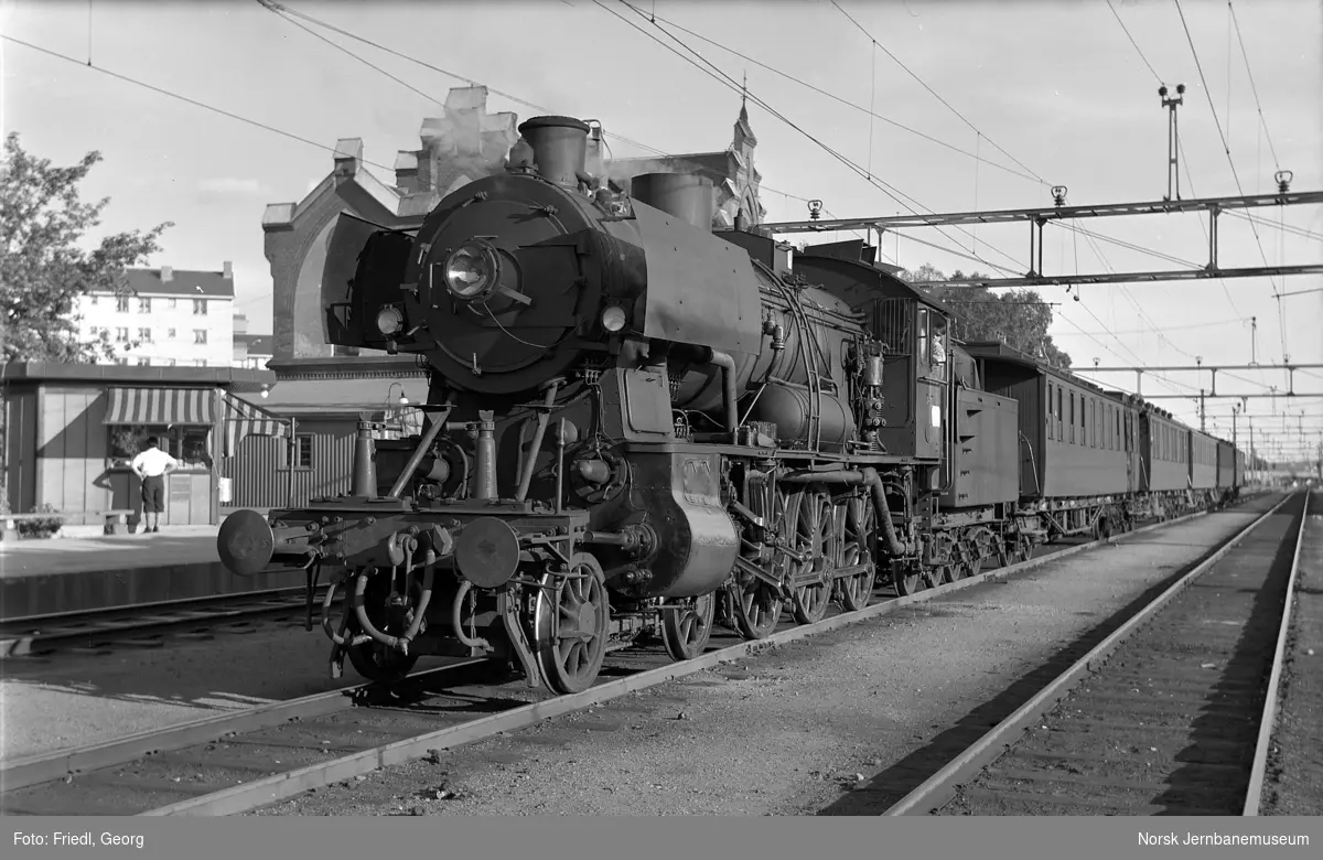Damplokomotiv type 30c nr. 469 foran lokaltog til Hakadal på Grefsen stasjon