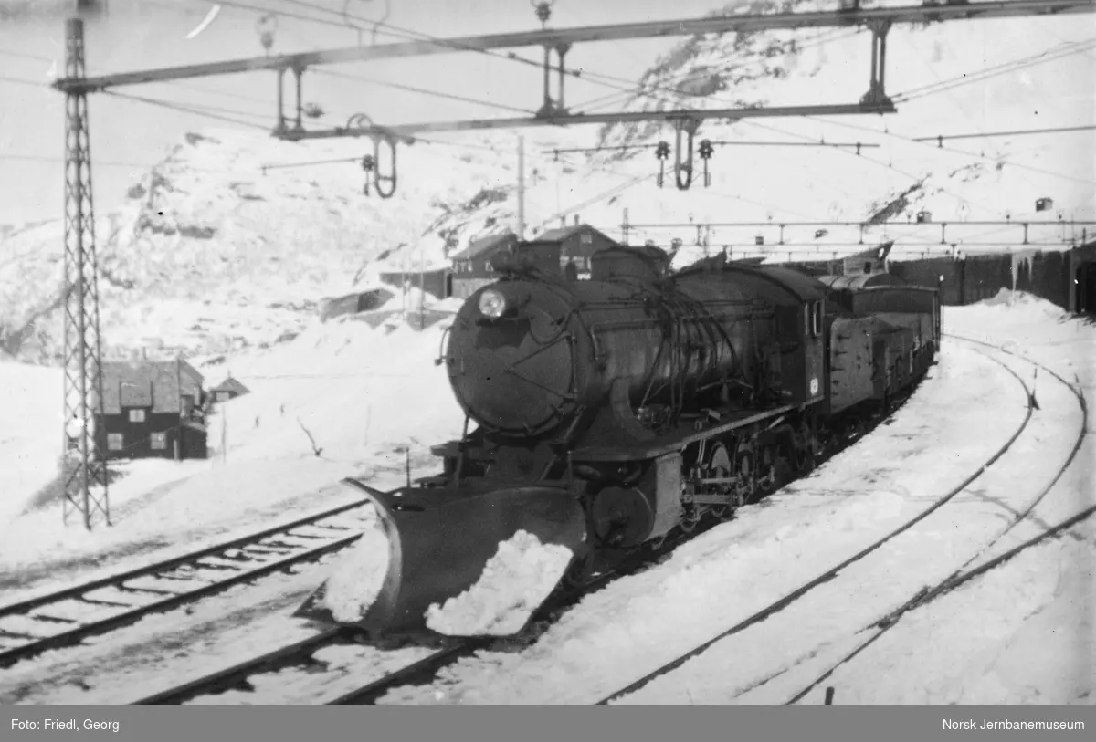Damplokomotiv type 39a nr. 168 foran vestgående godstog på Myrdal stasjon