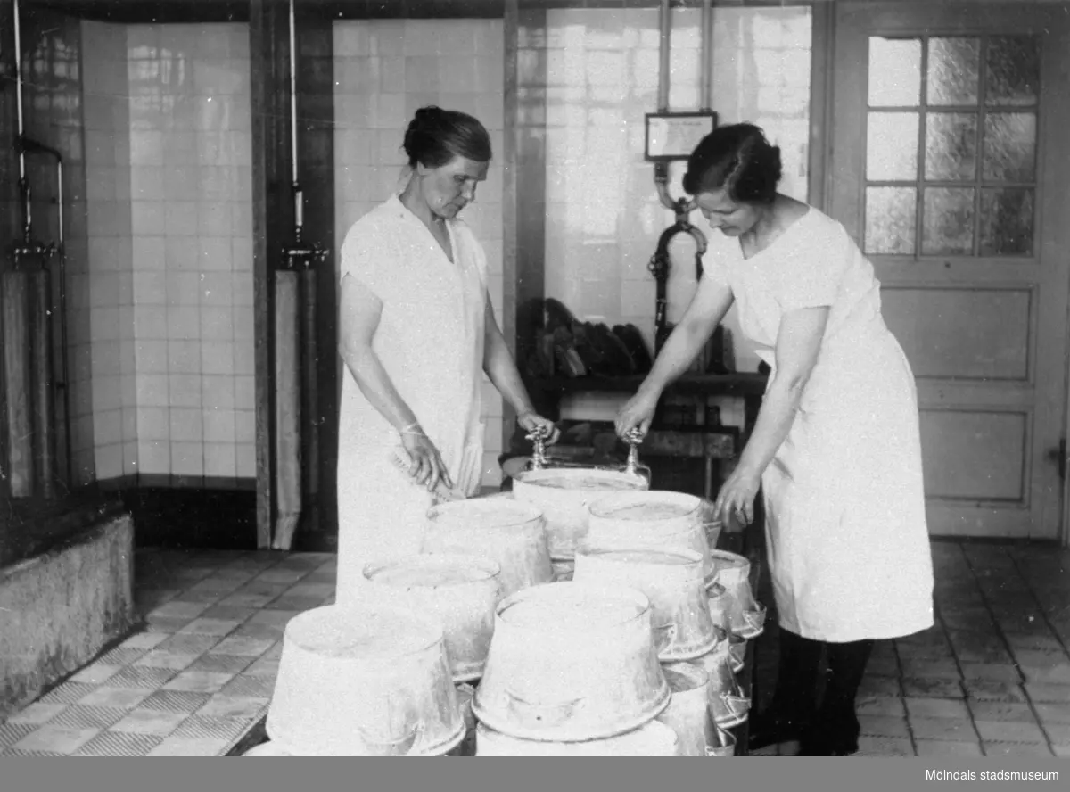 Baderskorna Klara Mattson och Nathalia Andersson (1893-1978) i Centrumskolans (nu: Kvarnbyskolan) badanläggning 1930-40-tal.