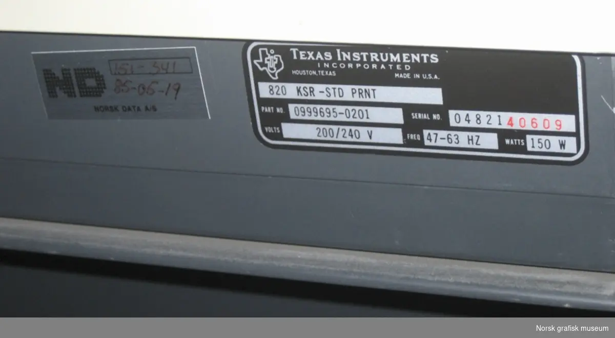 Texas Instruments TI-820 KSR Terminal. Matriseskriver med "traktor-fremtrekk" av papiret. Del av Texas Instruments' Omni 800 "printer-familie". Skriveren har tydeligvis vært en fast del av Norsk Datas datakomponenter, da den har fått NDs nummer 230 (og 151-341) i tillegg til produsentens serienummer.