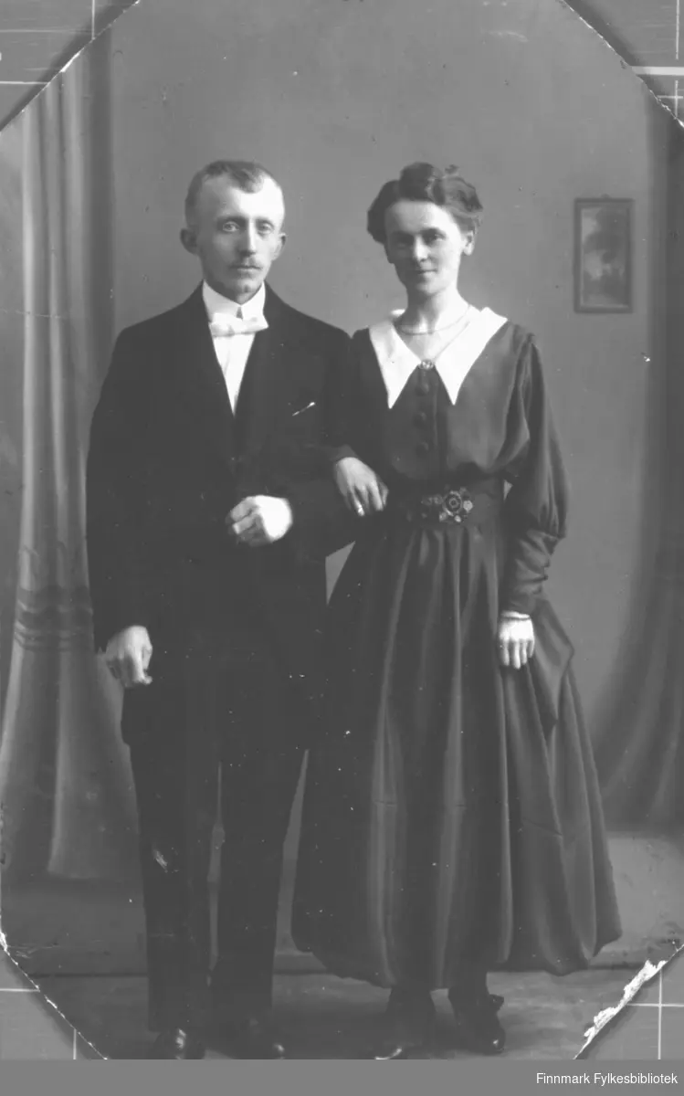 Bryllupsbilde av August Magnus Jacobsen og Solveig Johannessen. De giftet seg 1918 i Bergen. På bildet er hun kledt i en mørk kjole med en hvit krave. Han er kledt i en mørk dress, hvit skjorte og hvit tversoversløyfe