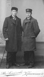 Portrett av to ukjente menn som er tatt i et atelier. Begge 