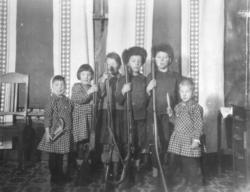 Fotografi av en gruppe barn. Fra venstre står det to jenter,