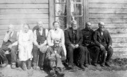 Fotografi av ukjente personer. To kvinner og seks eldre menn