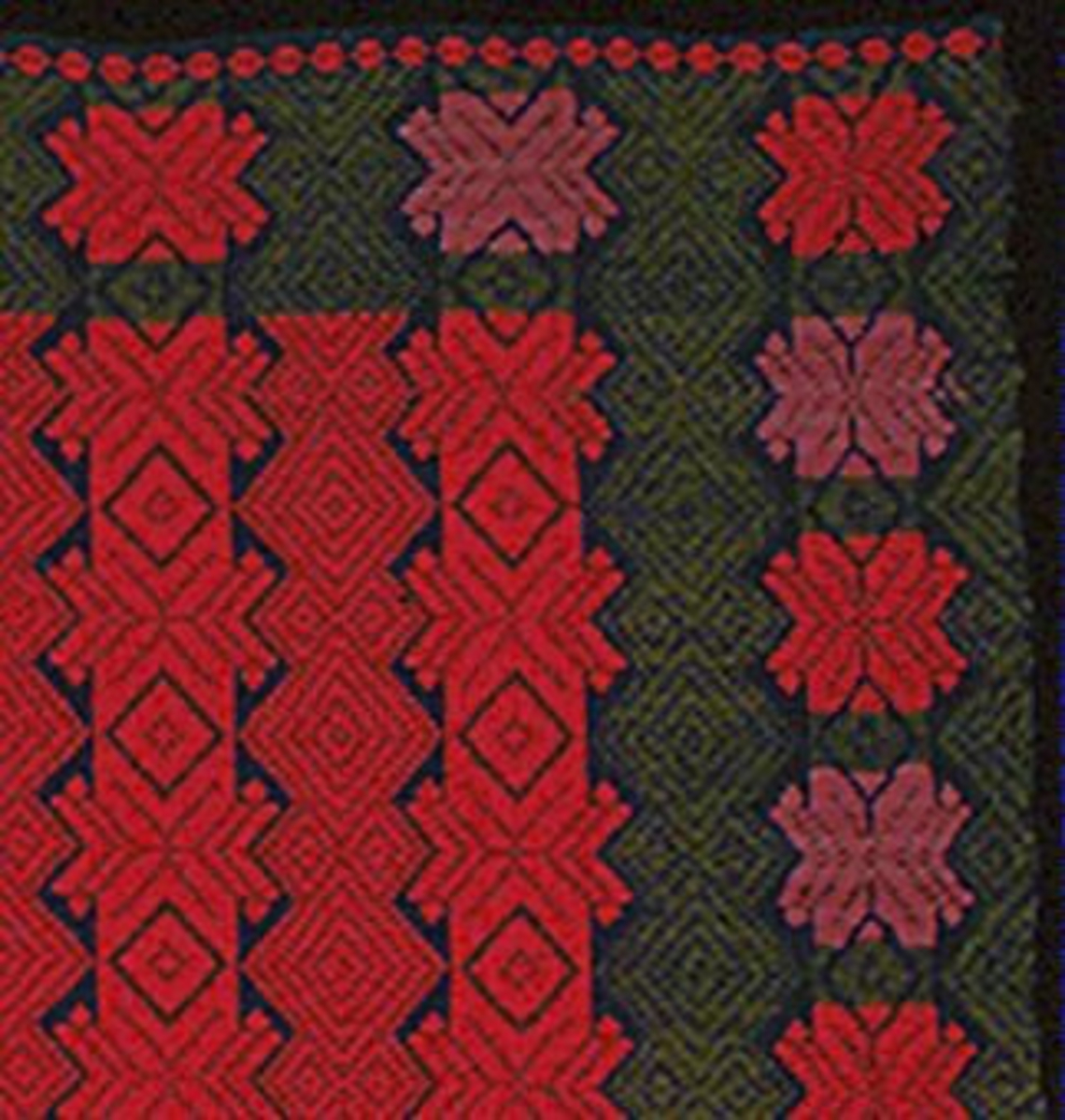 Täcke vävt i opphämta. Täcket kan också använts som bordtäcke. Yttäckande inplockat mönster av stjärnor och snedrutor i lodräta rader. Blå linnebotten i tuskaftsbindning. Rödmönstrad mittspegel, grön bård runt om med växelvis lila och röda stjärnor. Täcket är ihopsytt av två delar, söm mitt på i svart lingarn. Täcket är avslutat med en smal rödmönstrad bård i kortsidorna intill den smala fållen. Stadkanter i långsidorna.Varp i indigoblått 1-trådigt z-spunnet lingarn, 18 trådar/cm.Botteninslag samma som varpgarnet, 12 inslag/cm.Mönsterinslag i 2-trådigt s-tvinnat ullgarn, 10 inslag/cm.Lappat på baksidan med blå bomullslappar.Märkt på baksidan med påsydd tyglapp med texten: "N° 174 a. Färs h-d.". Intill sitter ett fastnästat vitt bomullsband med texten: "8356 MALSÄKR. 6/10".