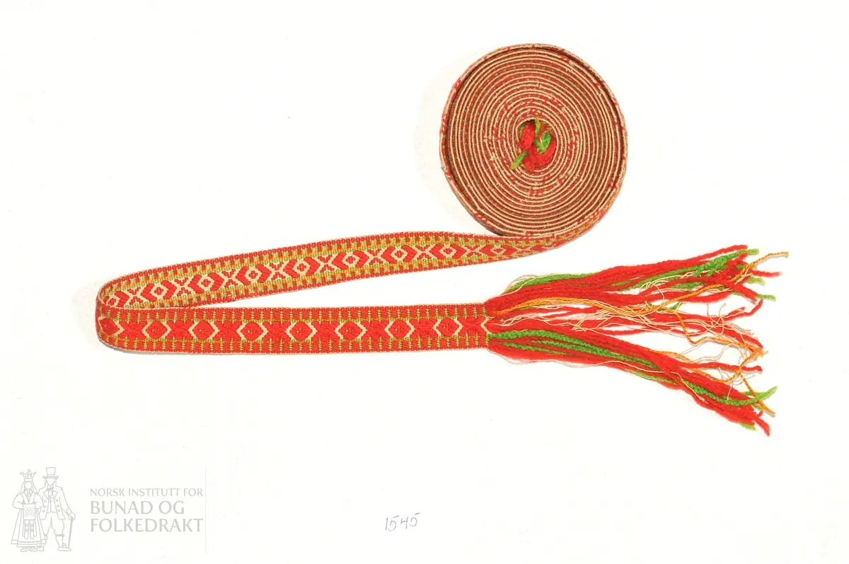 Typleband i rødt, grønt og hvit. Kross- og kringlemønster.