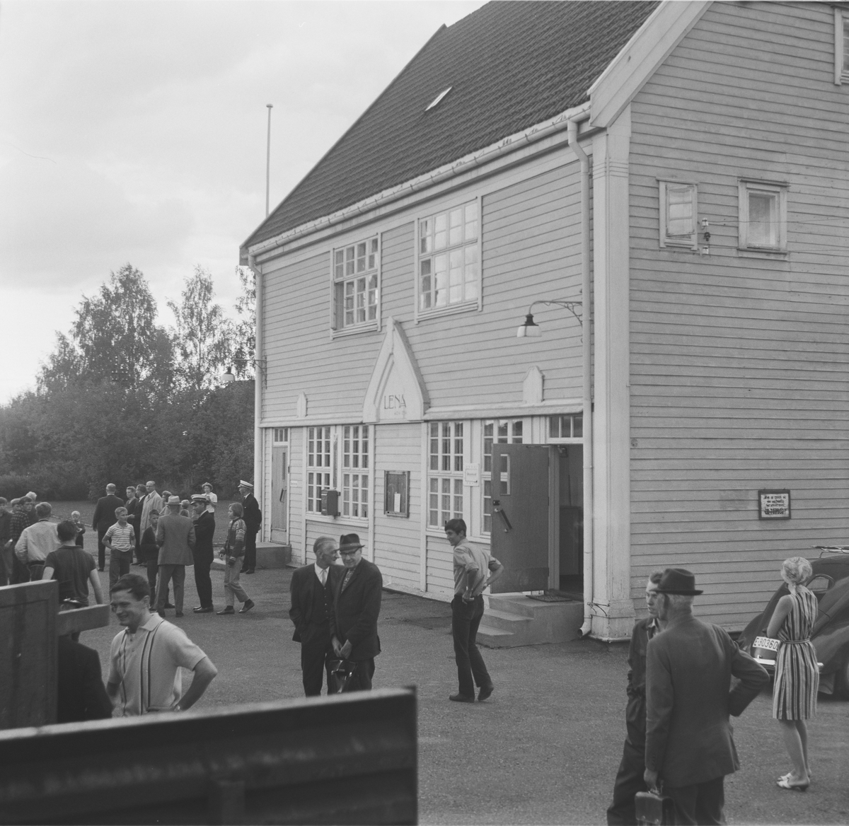 A/L Hølandsbanens veterantog fra Eina til Skreia har ankommet Lena stasjon på Skreiabanen.