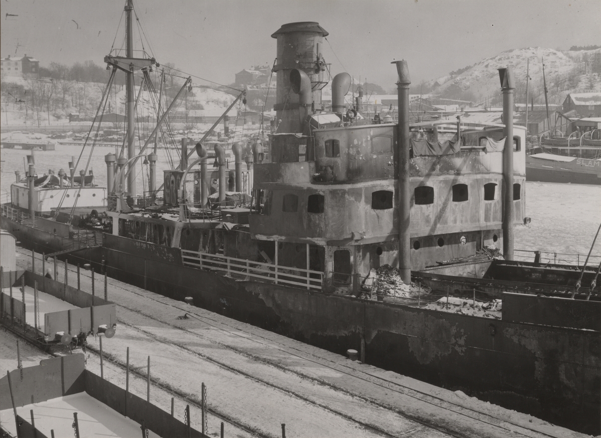 I Hammarbyleden, Stockholm 1940. Fartyget träffades av brand- och sprängbomber från ryska flygare den 18 febr. 1940 i Mäntyluoto.
