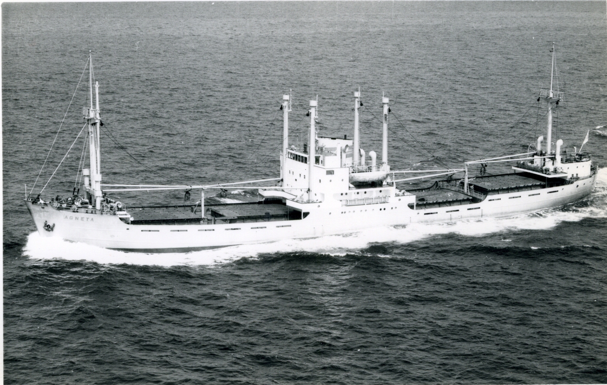 Ägare:/1958-77/: Ångfartygs A/B. Alfa. Hemort: Mariehamn.