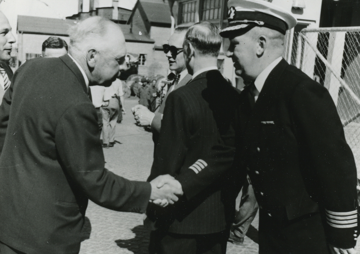 Oskarshamns varv. Fartygsdopet 1.7.1952 Direktör Robert ameln Hälsar på befälhavaren.