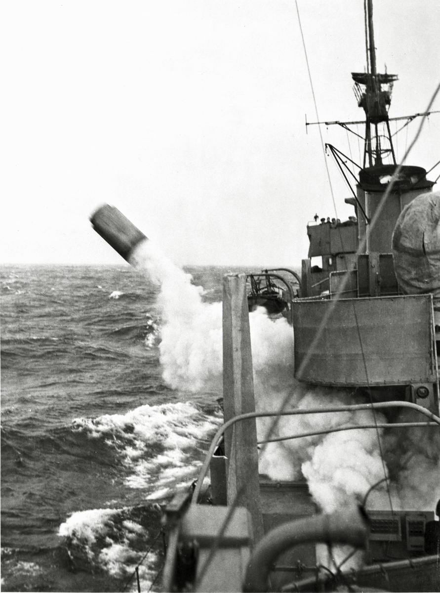 Ubåtsjakt på fregatten Nordenskjöld. Bilden visar avfyrning av sjunkbomb på styrbordssidan.