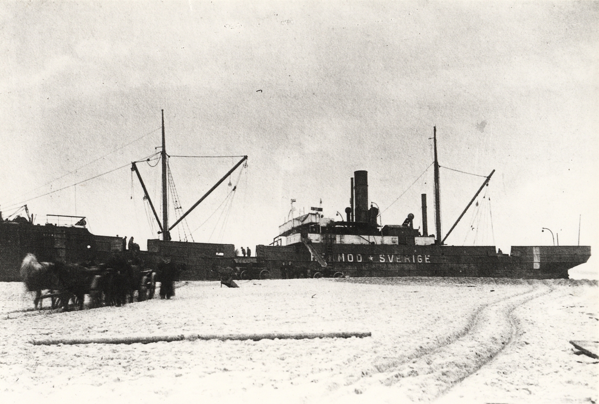 Lastångfartyget HERMOD av Göteborg. Bilden tagen omkring 1914.