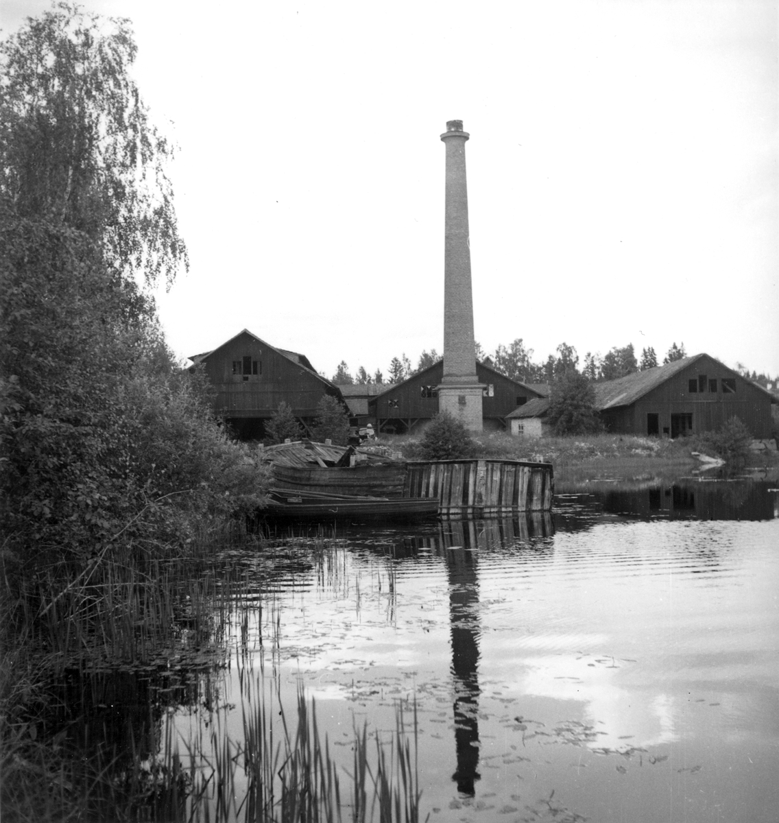SVEA omändrades till pråm omkring 1912. Ligger nu (1944)som vrak i hamnbassängen till Kvarsnäs tegelbruk, Söderbärke sn, och äges av lantbr. Einar Jansson, Vibberbo