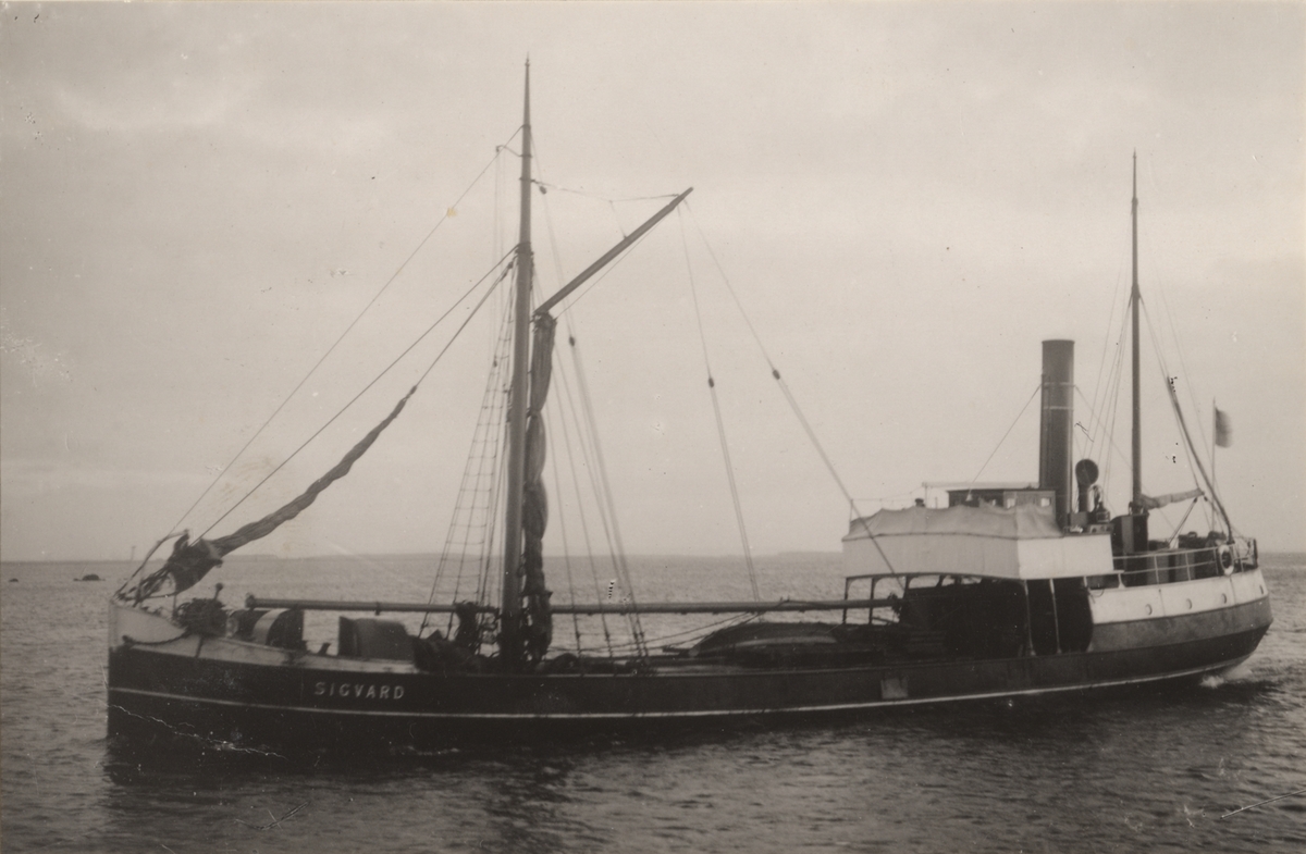 Lastångfartyget SIGVARD av Stockholm. Fartyget på ingående till Åhus 1918.